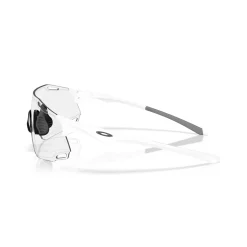 Oakley Cybr Dyno zonnebril clear to black iridium photochromic matte white