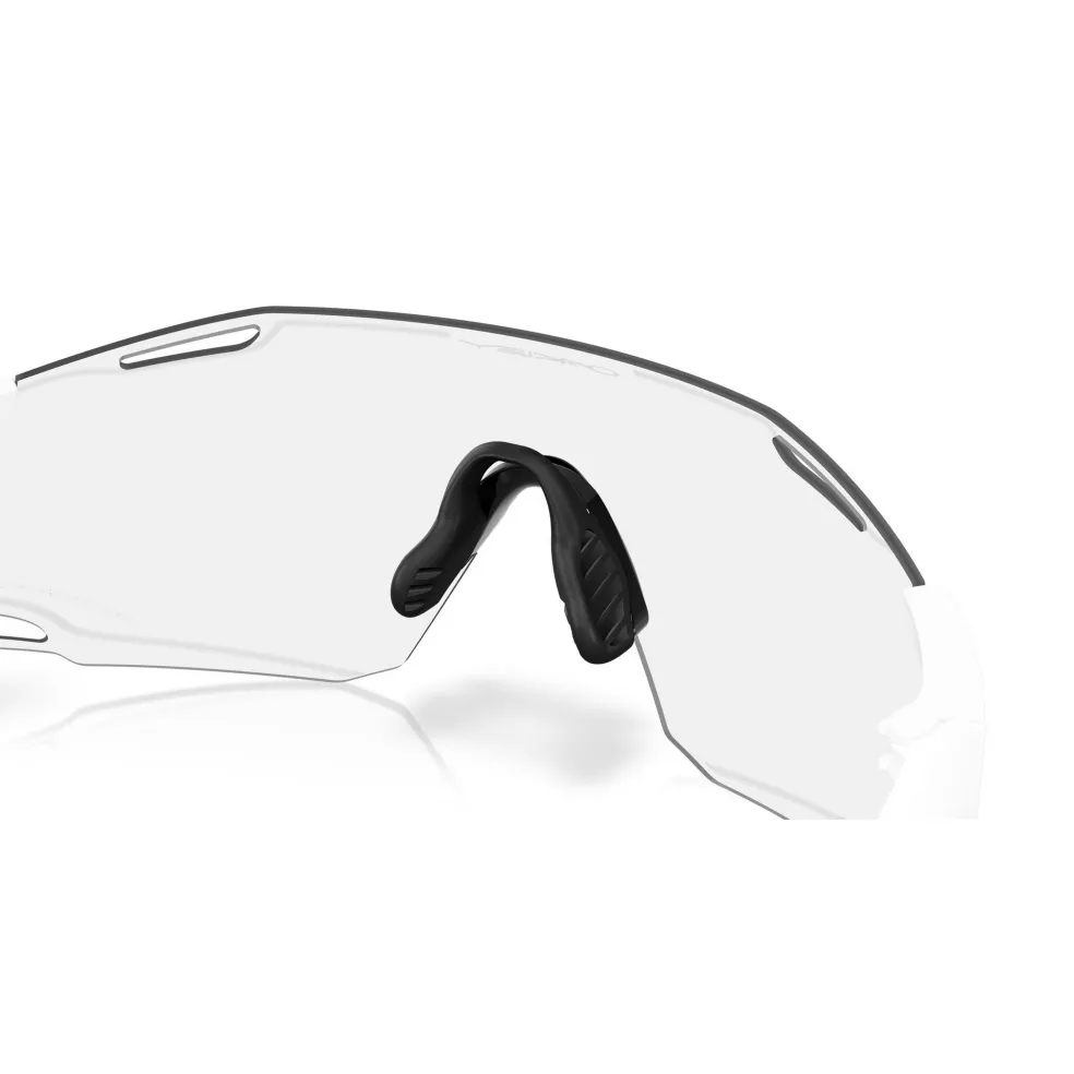 Oakley Cybr Dyno zonnebril clear to black iridium photochromic matte white
